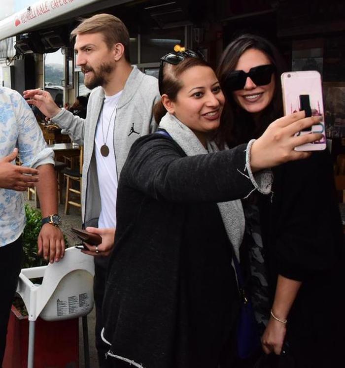 Caner Erkin ve Şükran Ovalının bebeği göründü