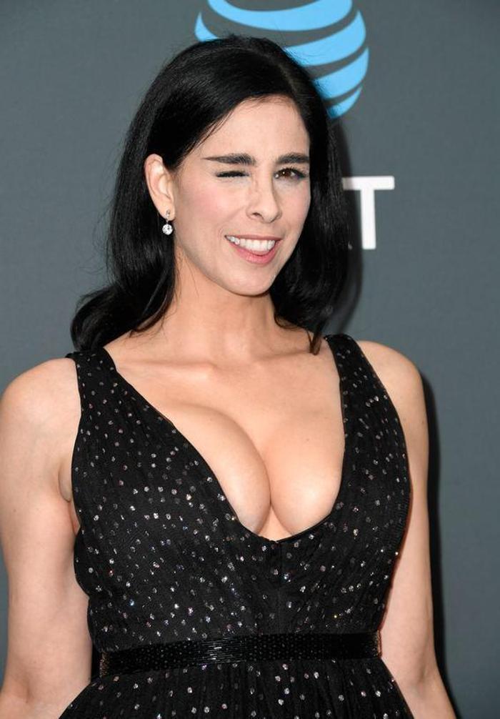 Sarah Silvermanın dekoltesi olay oldu