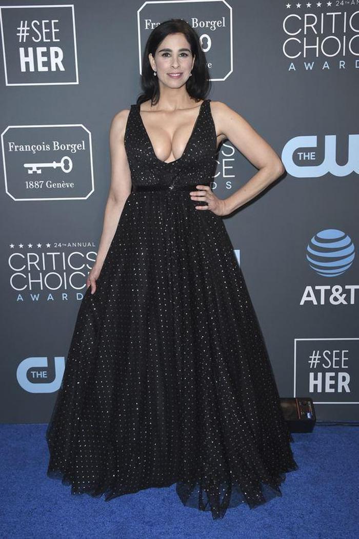 Sarah Silvermanın dekoltesi olay oldu