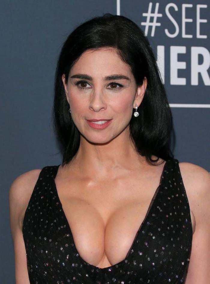 Sarah Silvermanın dekoltesi olay oldu