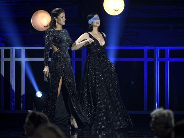 Sarah Silvermanın dekoltesi olay oldu