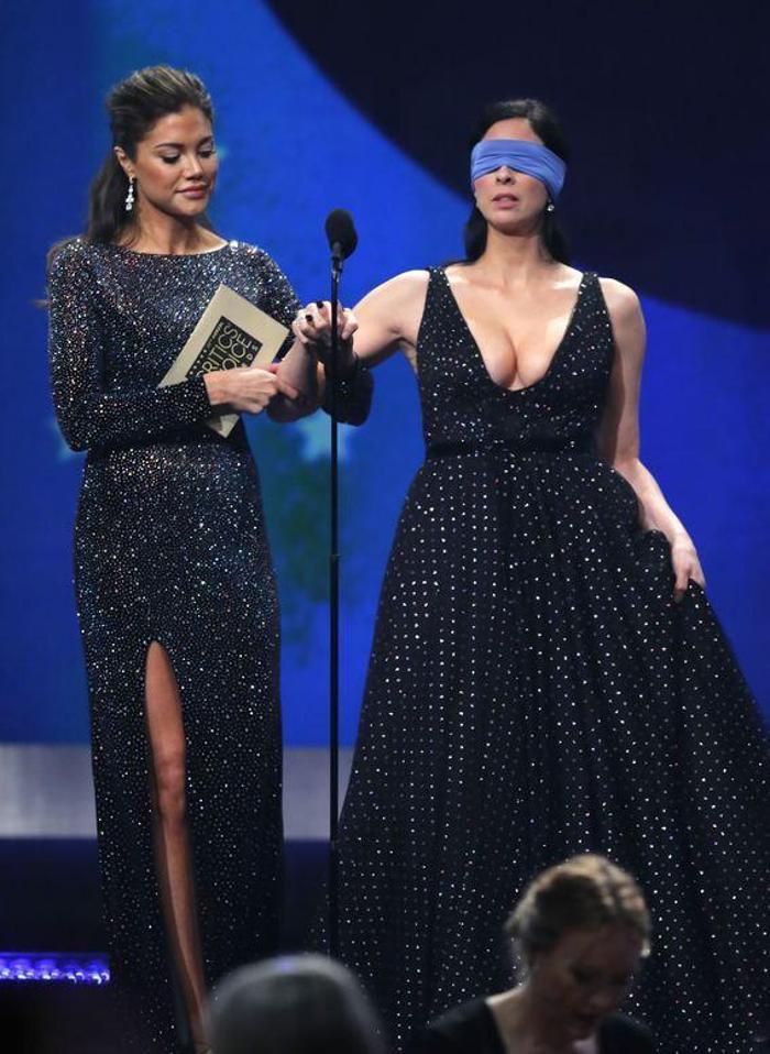 Sarah Silvermanın dekoltesi olay oldu