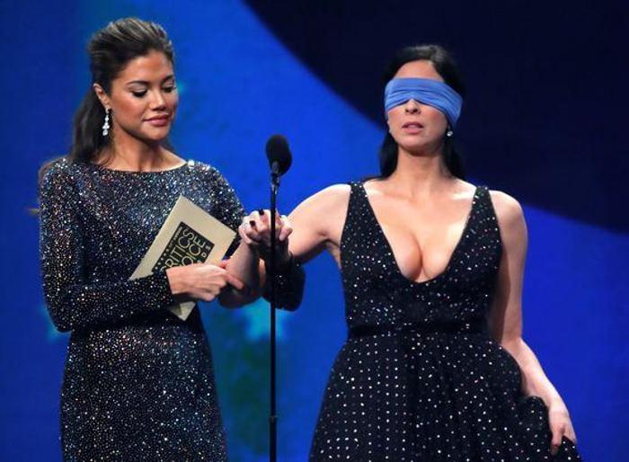 Sarah Silvermanın dekoltesi olay oldu