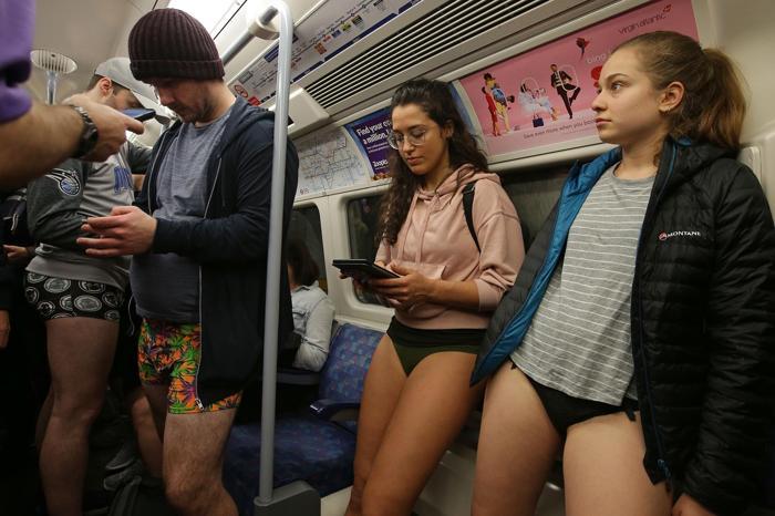 Pantolonsuz metro yolculuğu