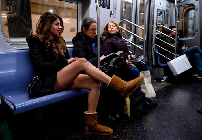 Pantolonsuz metro yolculuğu