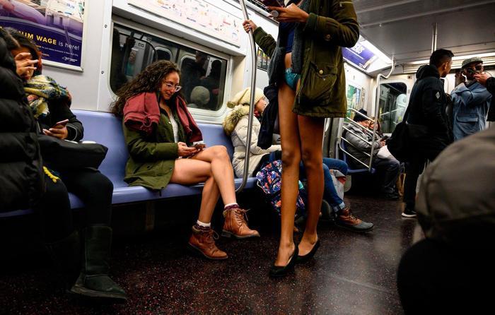Pantolonsuz metro yolculuğu