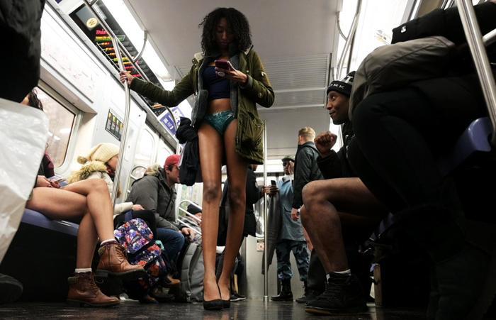 Pantolonsuz metro yolculuğu