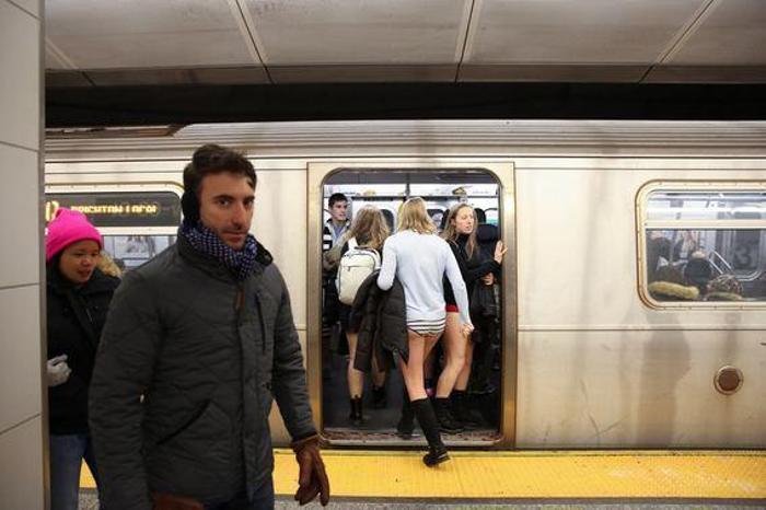 Pantolonsuz metro yolculuğu