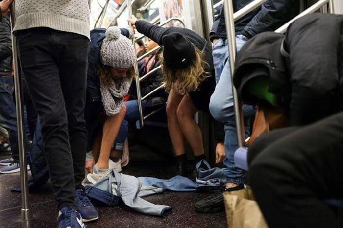 Pantolonsuz metro yolculuğu