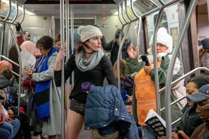 Pantolonsuz metro yolculuğu