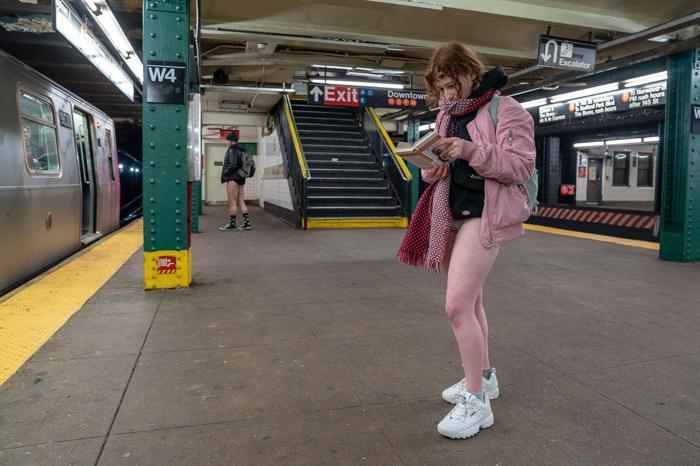 Pantolonsuz metro yolculuğu