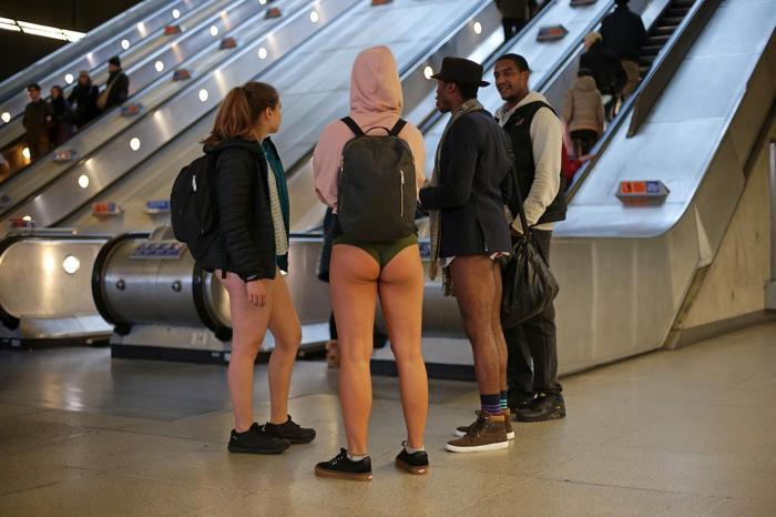 Pantolonsuz metro yolculuğu