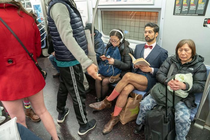 Pantolonsuz metro yolculuğu