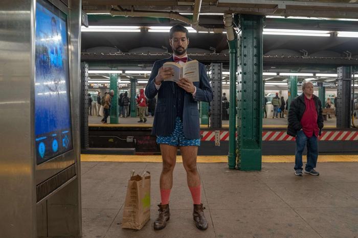 Pantolonsuz metro yolculuğu