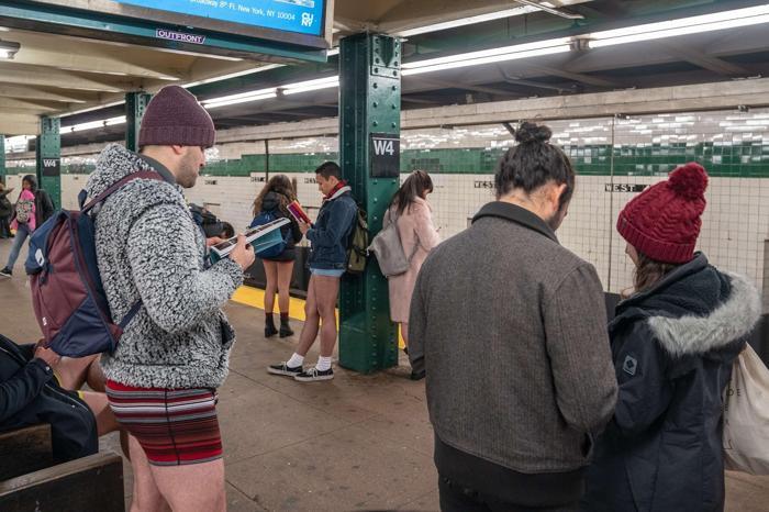 Pantolonsuz metro yolculuğu
