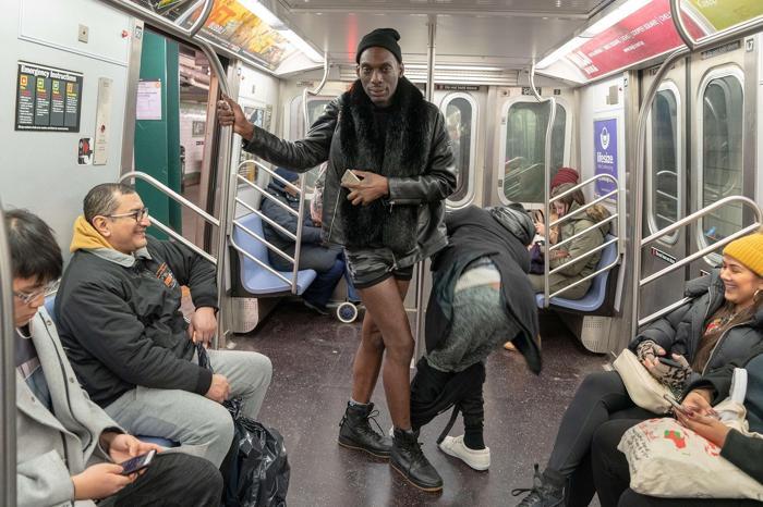Pantolonsuz metro yolculuğu