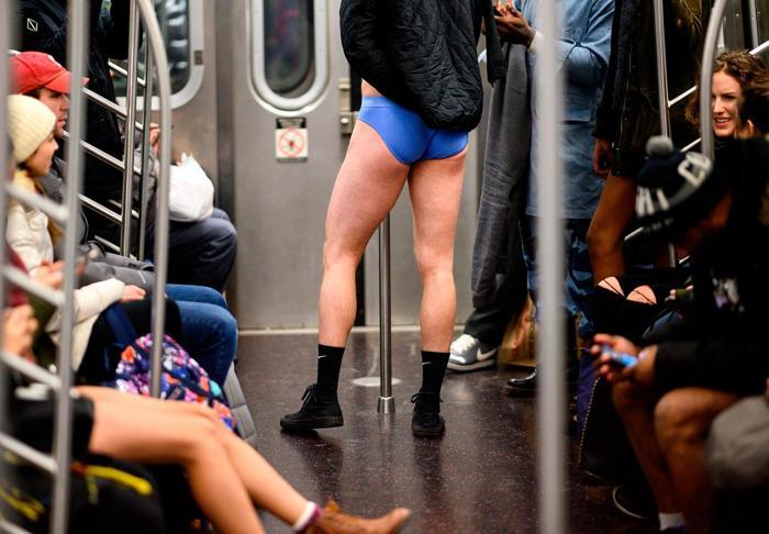 Pantolonsuz metro yolculuğu