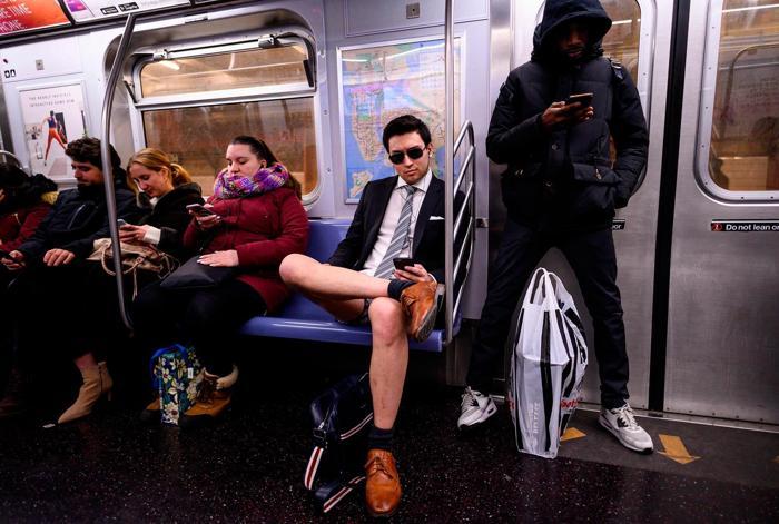 Pantolonsuz metro yolculuğu