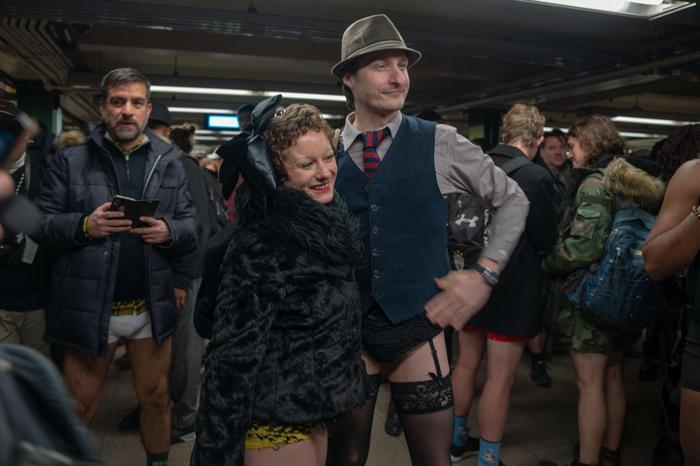 Pantolonsuz metro yolculuğu