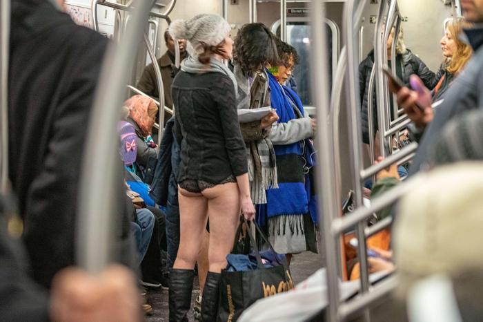 Pantolonsuz metro yolculuğu