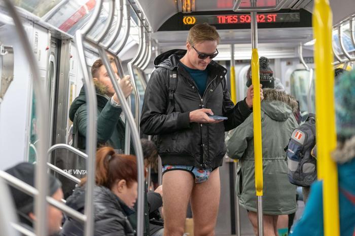 Pantolonsuz metro yolculuğu