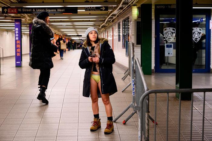 Pantolonsuz metro yolculuğu