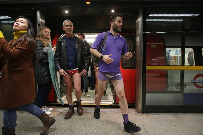 Pantolonsuz metro yolculuğu