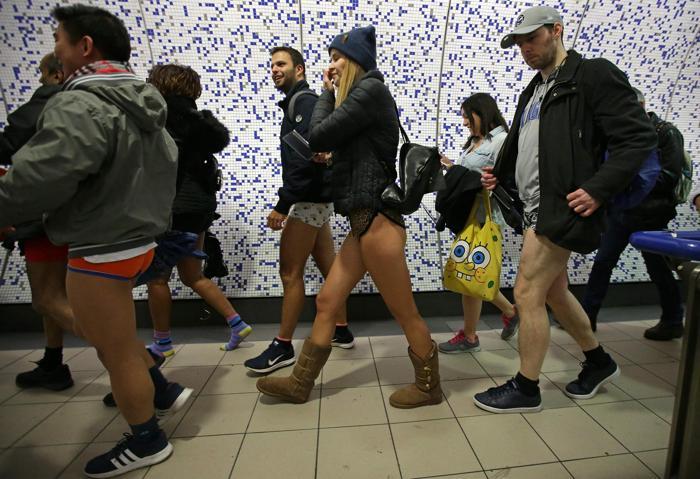 Pantolonsuz metro yolculuğu