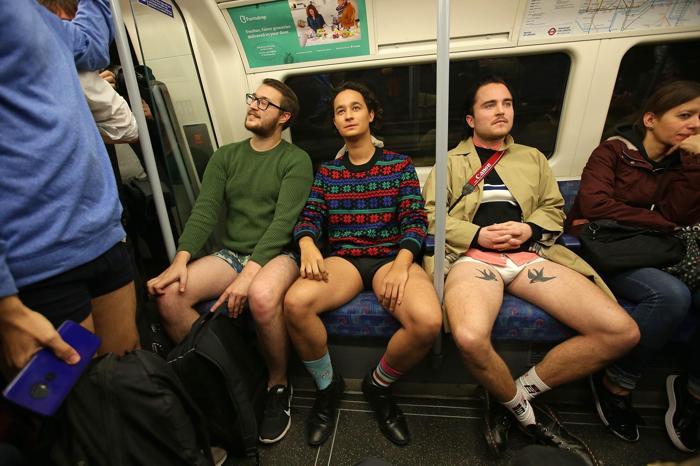 Pantolonsuz metro yolculuğu