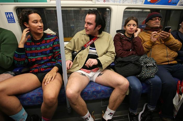 Pantolonsuz metro yolculuğu