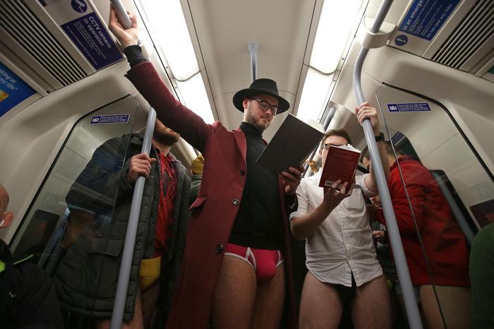 Pantolonsuz metro yolculuğu