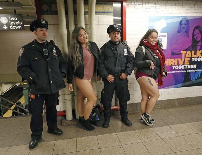 Pantolonsuz metro yolculuğu