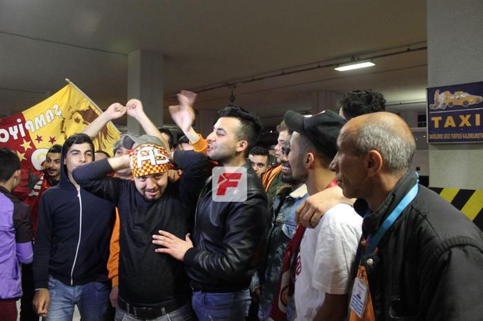 Galatasarayı Akhisar dönüşü taraftarları karşıladı