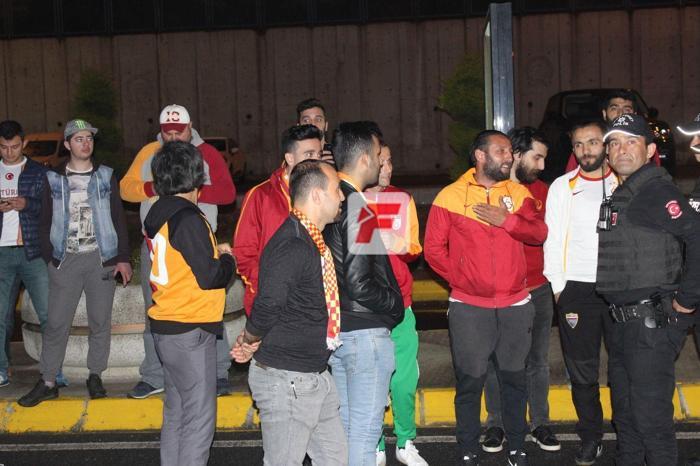 Galatasarayı Akhisar dönüşü taraftarları karşıladı