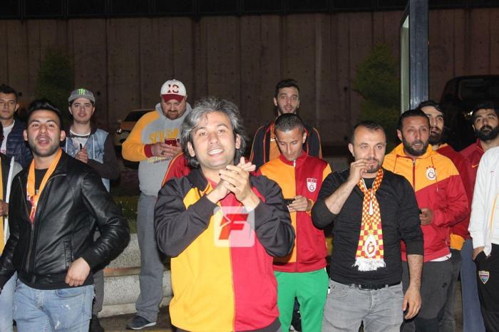 Galatasarayı Akhisar dönüşü taraftarları karşıladı