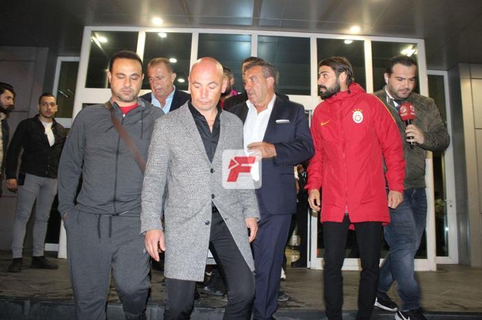 Galatasarayı Akhisar dönüşü taraftarları karşıladı