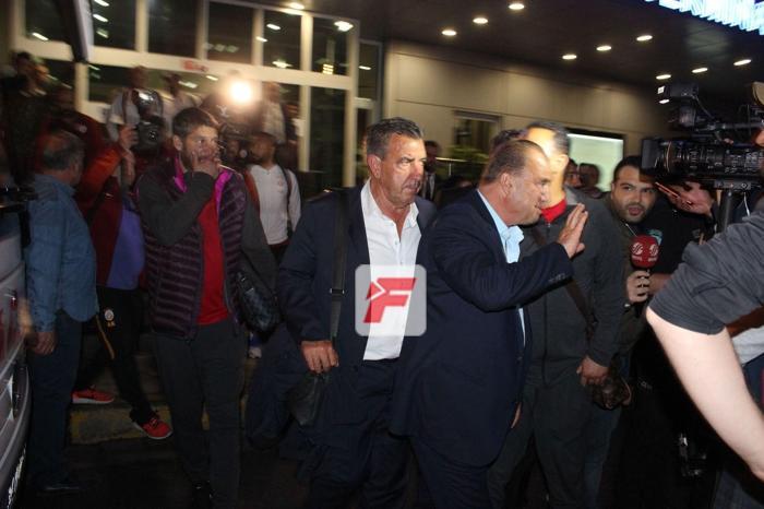 Galatasarayı Akhisar dönüşü taraftarları karşıladı