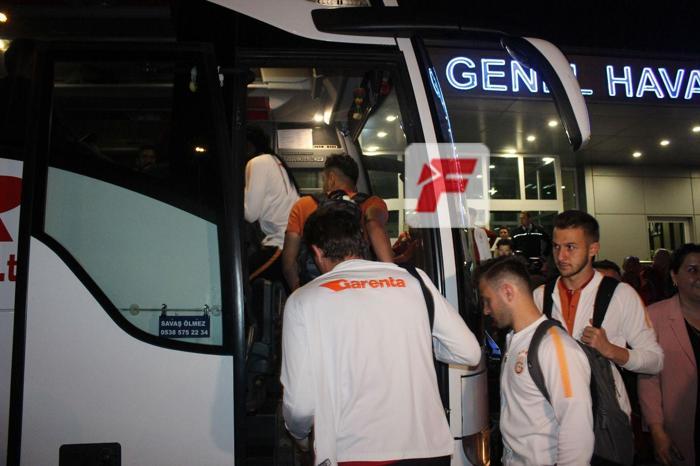 Galatasarayı Akhisar dönüşü taraftarları karşıladı