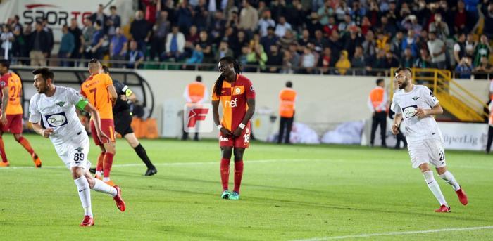 Bafetimbi Gomis yıkıldı Teselli minik taraftardan