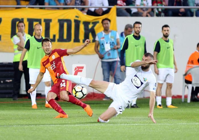 Bafetimbi Gomis yıkıldı Teselli minik taraftardan