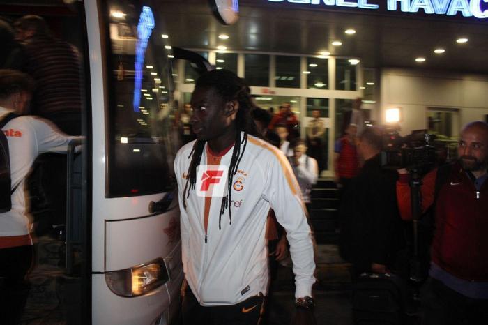 Galatasarayı Akhisar dönüşü taraftarları karşıladı