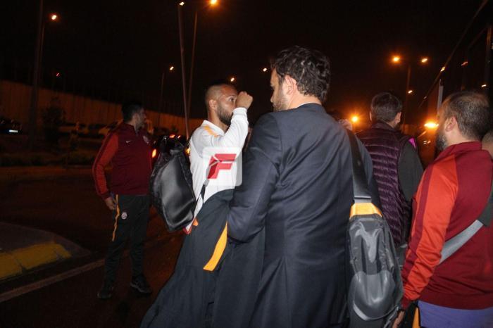 Galatasarayı Akhisar dönüşü taraftarları karşıladı