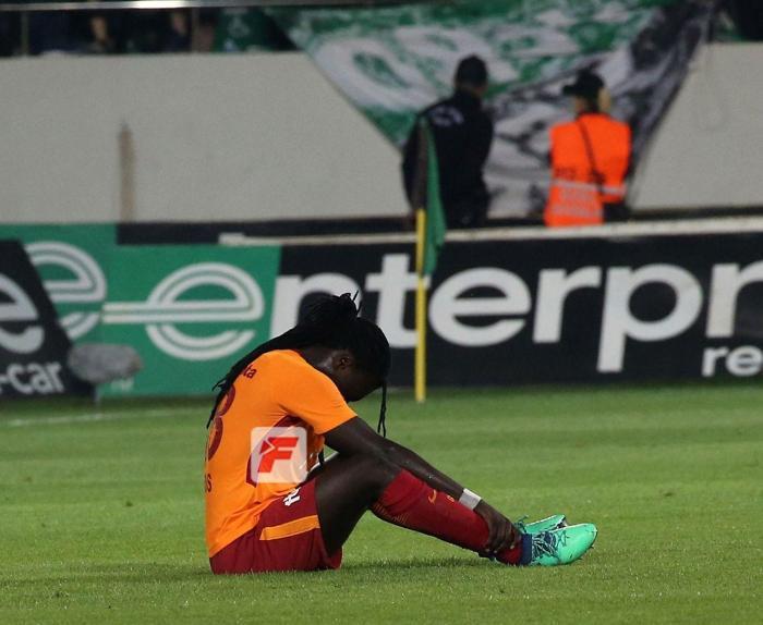 Bafetimbi Gomis yıkıldı Teselli minik taraftardan