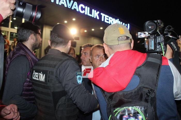 Galatasarayı Akhisar dönüşü taraftarları karşıladı
