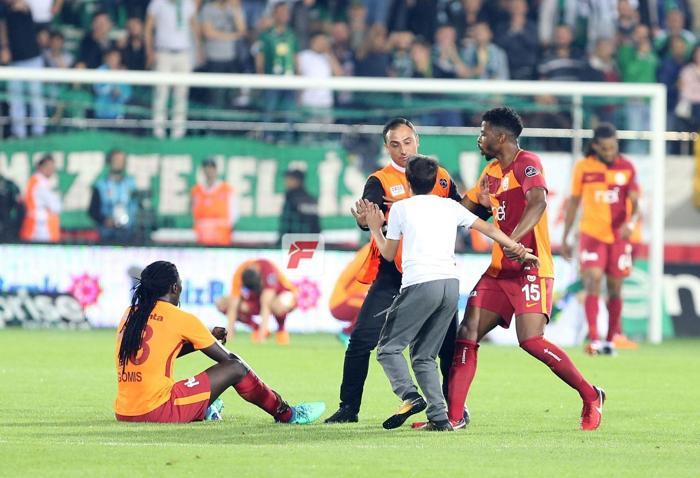 Bafetimbi Gomis yıkıldı Teselli minik taraftardan