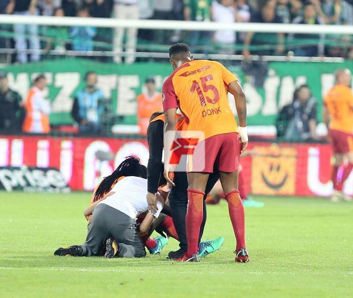 Bafetimbi Gomis yıkıldı Teselli minik taraftardan