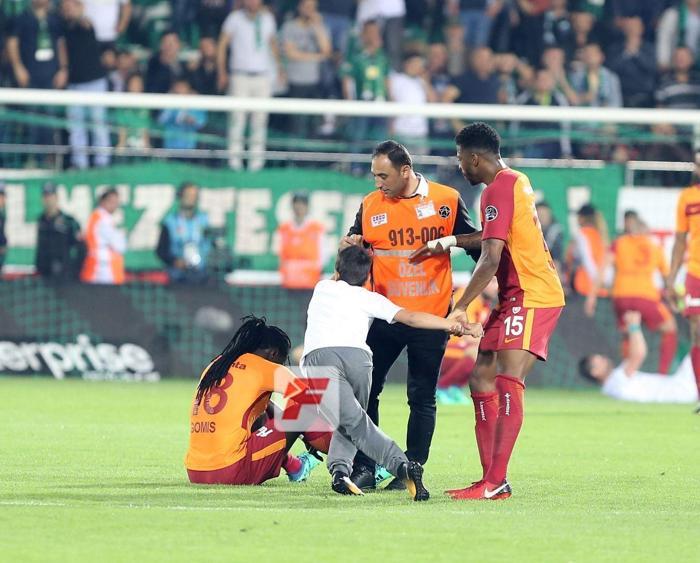 Bafetimbi Gomis yıkıldı Teselli minik taraftardan