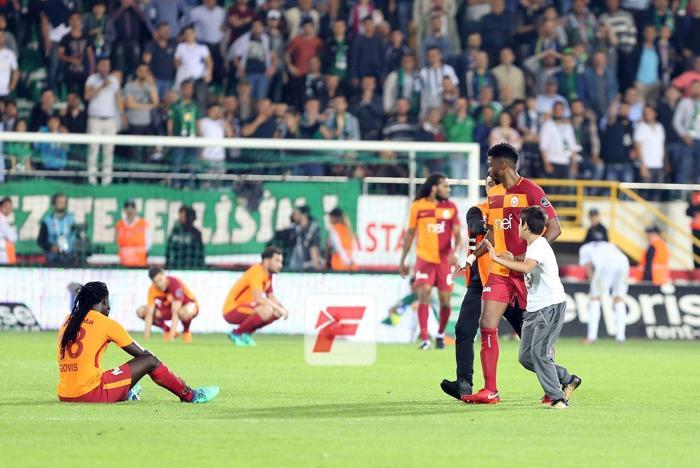 Bafetimbi Gomis yıkıldı Teselli minik taraftardan