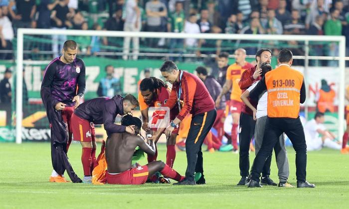 Bafetimbi Gomis yıkıldı Teselli minik taraftardan