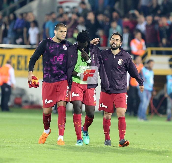 Bafetimbi Gomis yıkıldı Teselli minik taraftardan